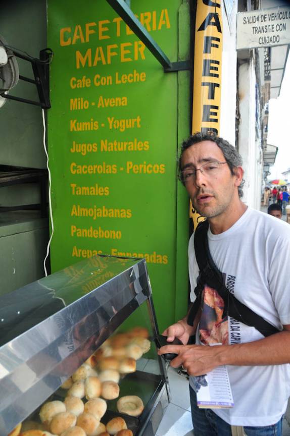 Feliz por encontrar Almojabanas, o pão de queijo da Colômbia, em Popayan